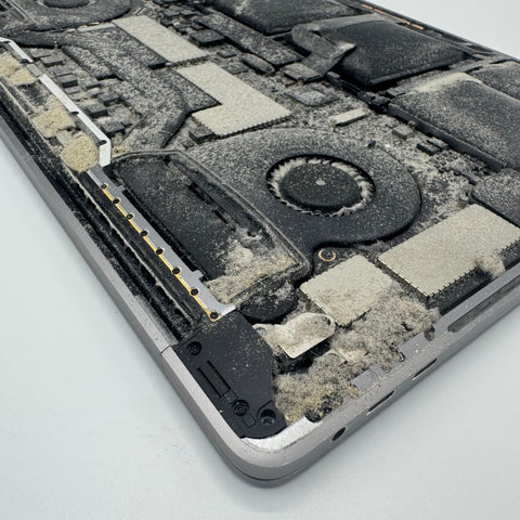 Viktigt att byta batteri i tid – undvik överhettning och skador på din MacBook